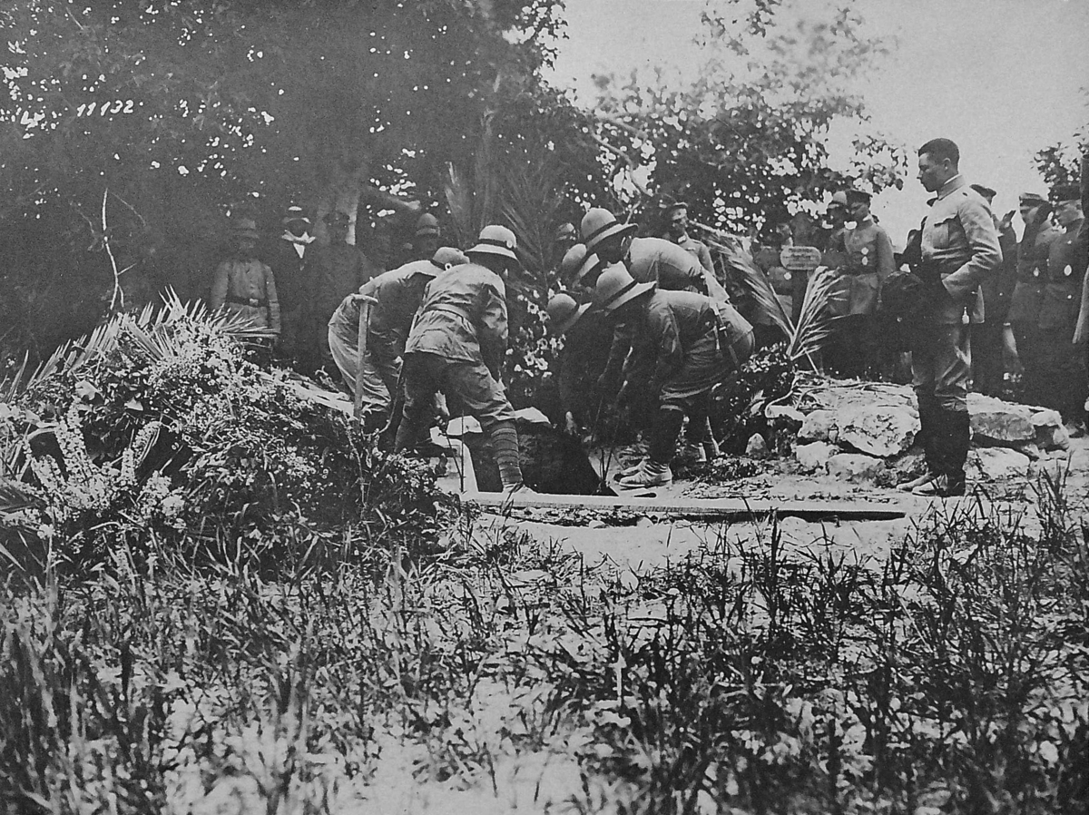 Från Palestinafronten: Tyska soldater jordfäster en fallen engelsk flygare.