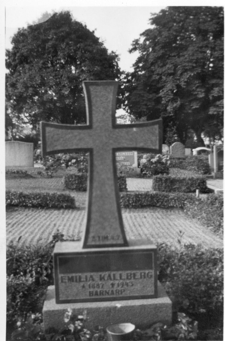 En gravsten på Gränna kyrkogård: Emilia Källberg.