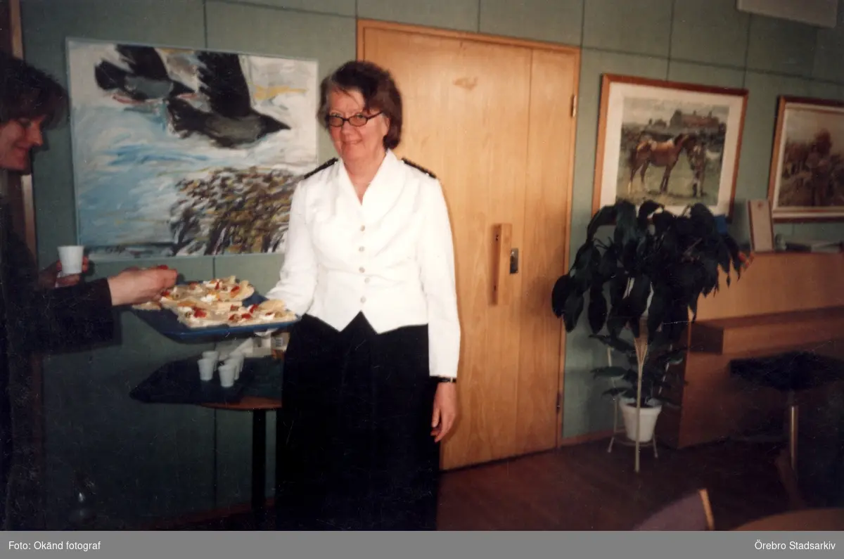 Cristina serverar snittar på Adolfsbergshemmet, 1991

Cristina Ågren
