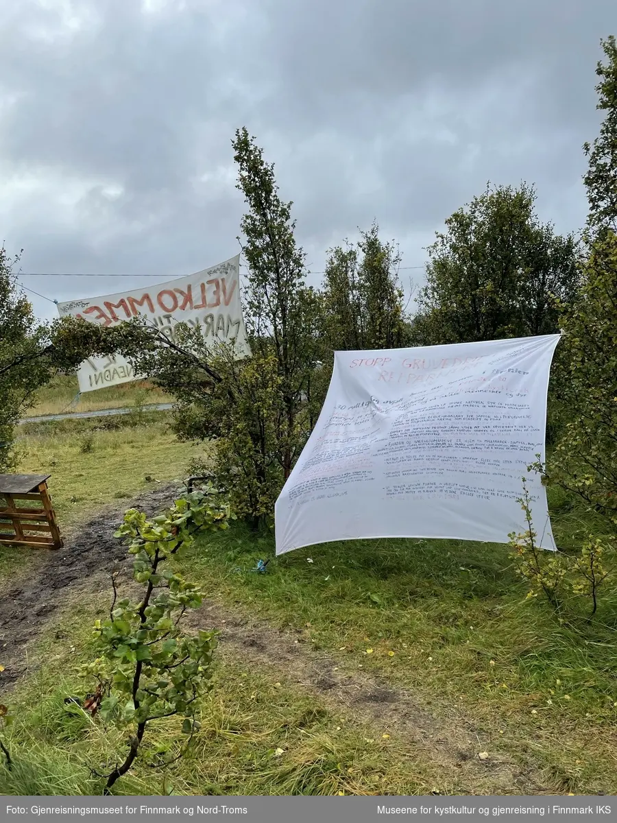 Protestleiren på Markoppneset i Finnmark i 2021. Protestbevegelsen mot dumping av gruveavfall i Repparfjorden har samlet seg og har etablert en teltleir. Bildet er del av en serie som dokumenterer leiren og omgivelsen i området.