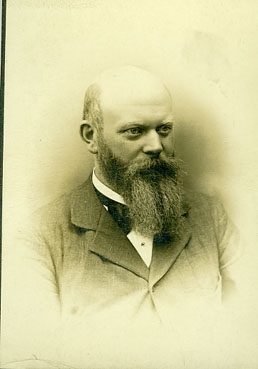 Porträtt av författaren, folklivsskildraren och läkaren August Bondeson efter år 1897, året då han lade sig till med skägg. Han startade sin läkarpraktik i Göteborg 1889.
