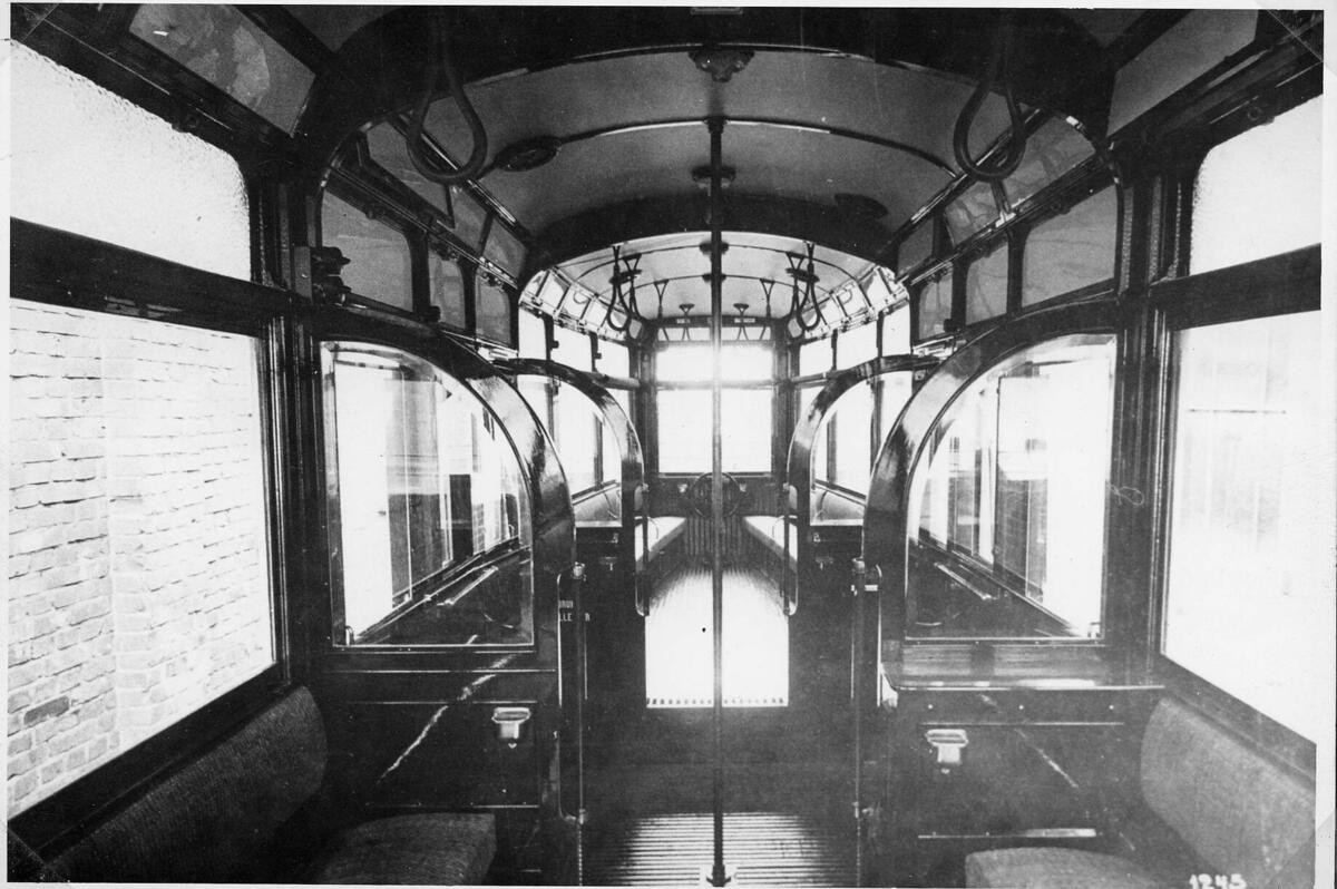 Fabrikkfoto  av interiøret i Ekebergbanen, nr. 1031 - 1036, type HaWa. Fotografiet viser vognen som nylevert. med stoppede rottingtrukne langster.