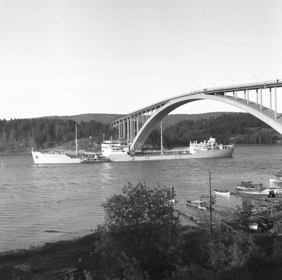 Fartyget Sira vid Sandöbron

