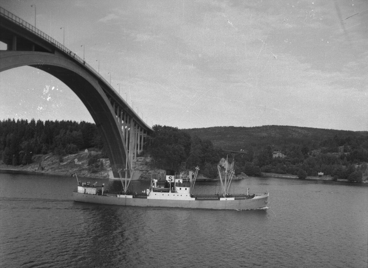 Fartyget Wormo vid Sandöbron

