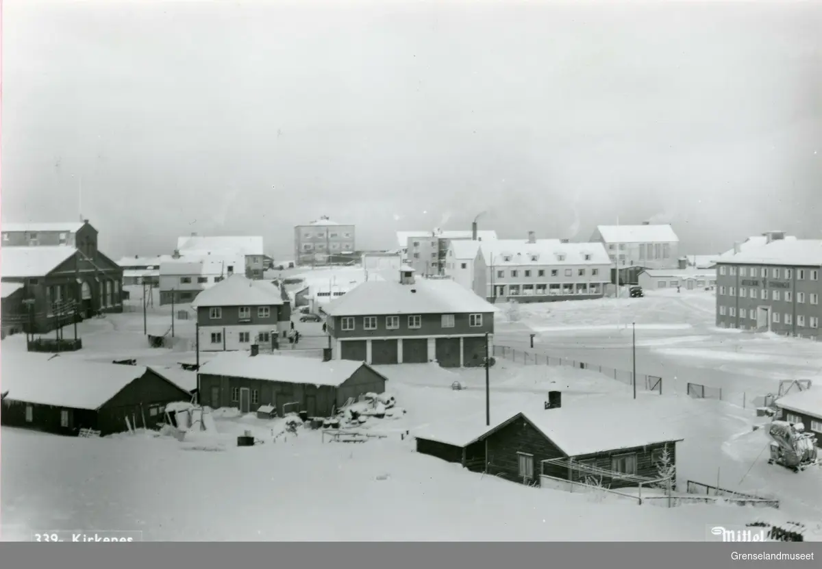 Kirkenes rundt 1950. 
Til venstre: Dampsentralen til A/S Sydvaranger. 
Til høyre: Administrasjonsbygningen til A/S Sydvaranger. 