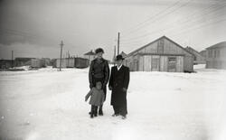 To menn og et lite barn fotografert i Nordre Langgate i Vard