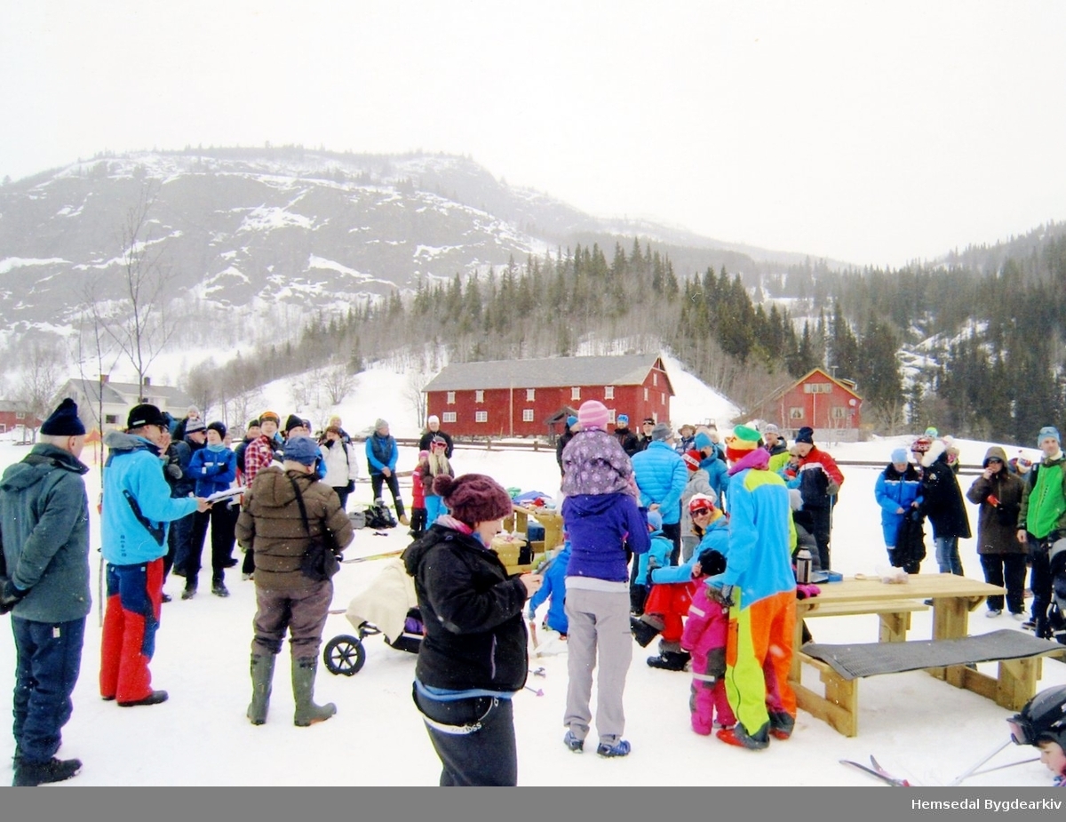 1. rennet i "Nye Stupulbakkjin" vinteren 2014:
Premieutdeling
(Meiner det var 10-12 som hoppa, nore var frå Torpo)