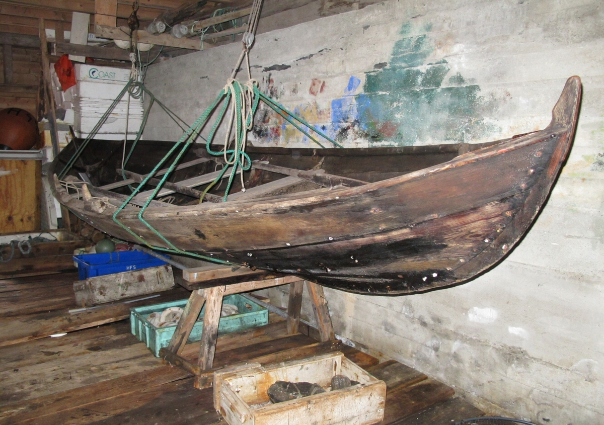 Båten er en oselver, en klinkbygget færing. Det er en tradisjonsbåt laget av treverk med tre bordganger. Innvendig har den tre band med tre tofter. Båten har tre keiper og mangler en til. Utsiden viser rester av beis.