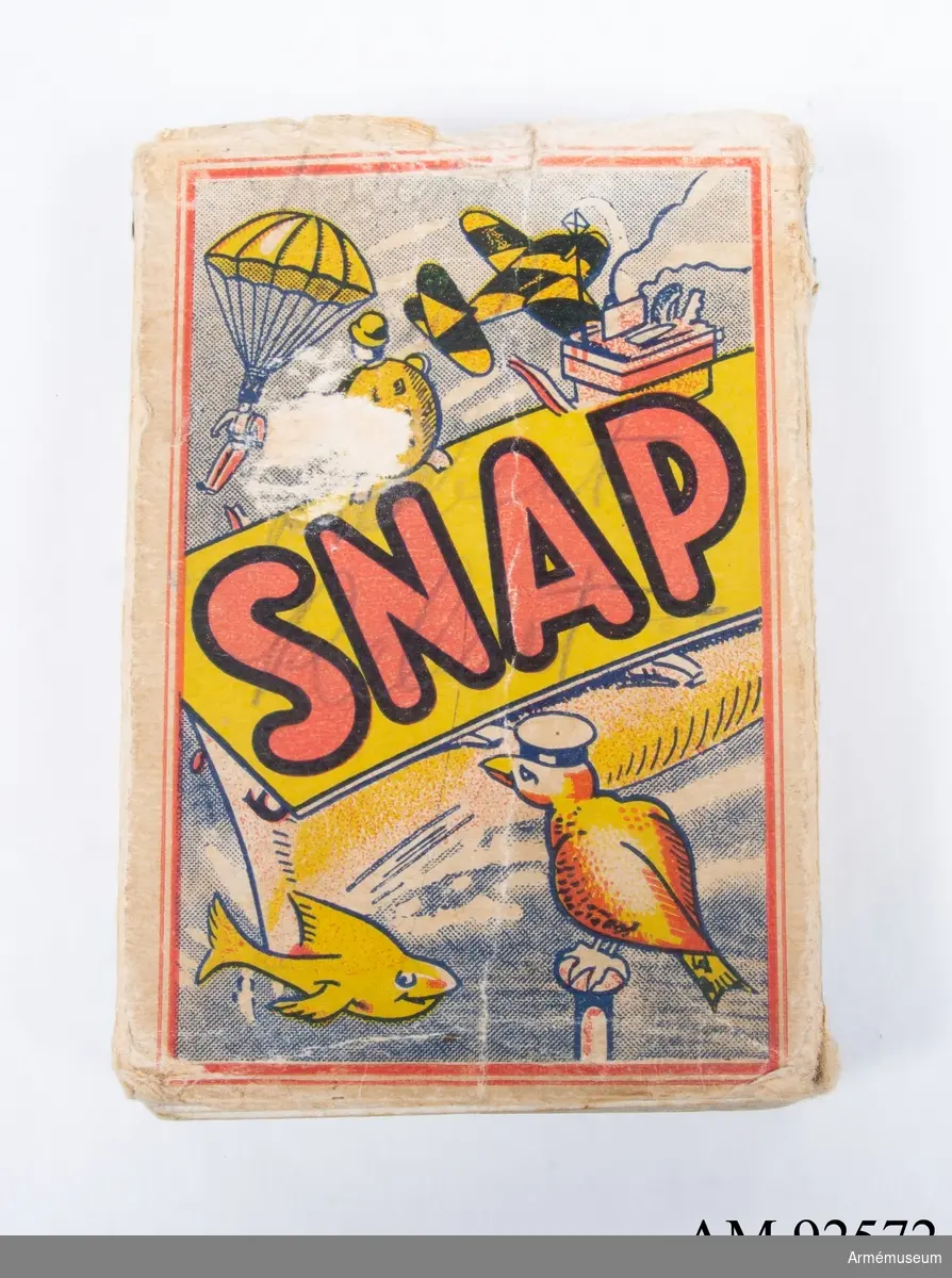 Kortspel: ”SNAP” med 48 tecknade kort fördelade på 12 olika teman från Andra världskriget. Baksidan märkt ”W”. Möjligen tillverkade av John Waddington Ltd.? Spelregler saknas. Storbritannien, Andra världskriget.