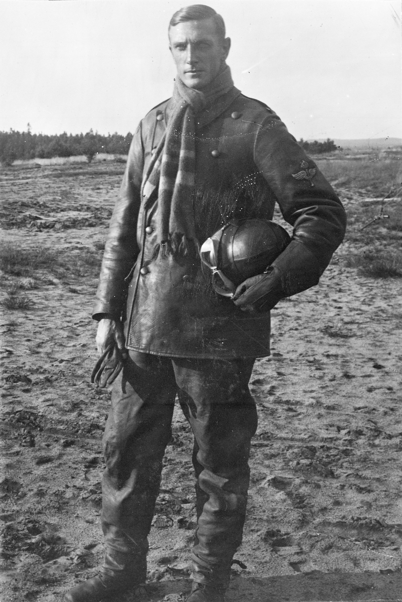 Militär flygförare Åke Fries står på ett flygfält, omkring 1920.