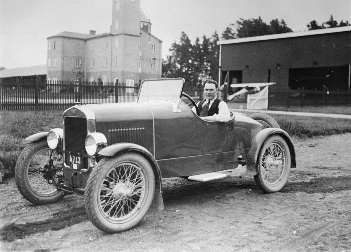 Garageförman G. Ahremark sitter i en bil vid Centrala flygverkstäderna Malmen, omkring 1923.