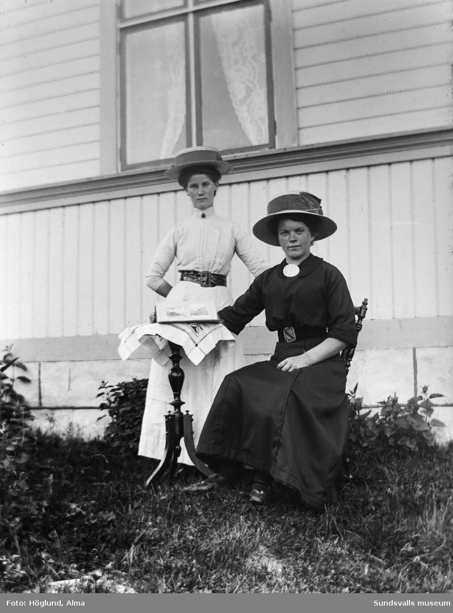 Porträttbild med två unga kvinnor, möjligen systrar. På bild nummer två endast en av kvinnorna.