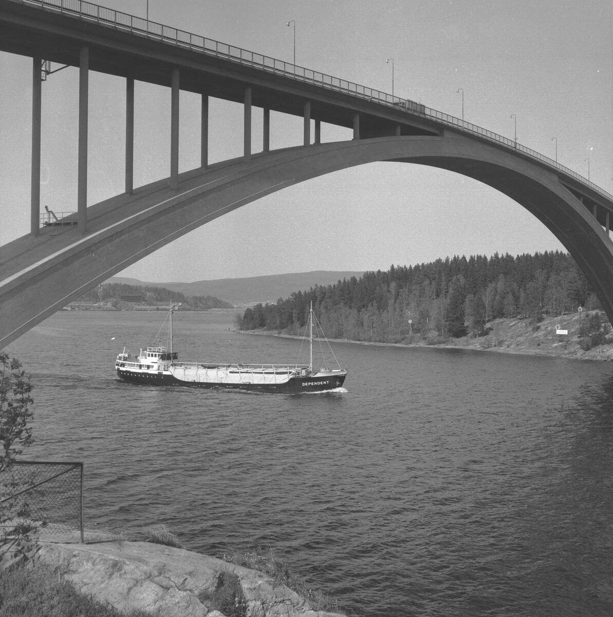 Fartyget Dependent vid Sandöbron
