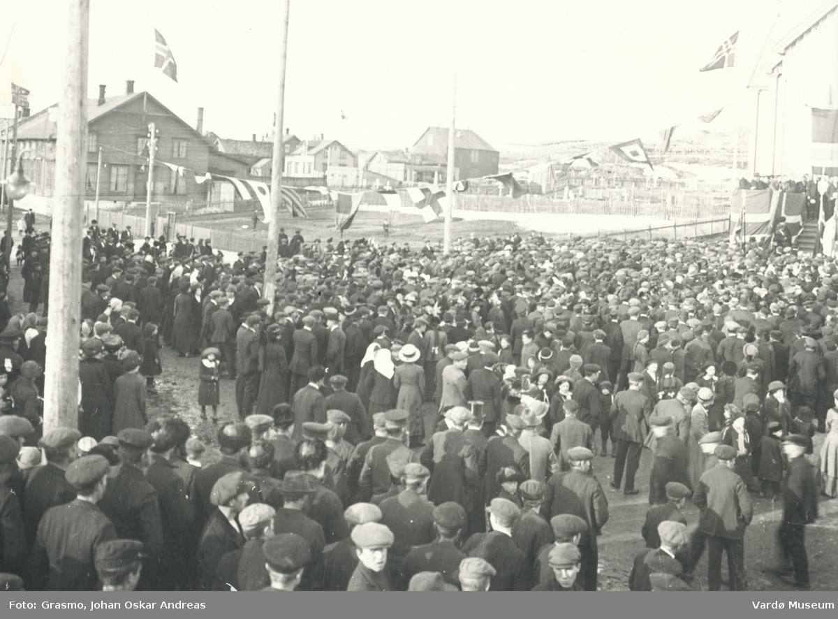 Avslutning av 17. mai-toget på kirkeplassen. Ca. 1916