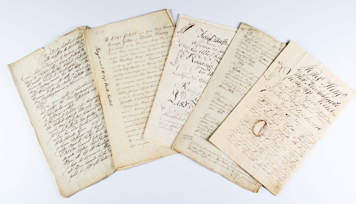 Diverse handskrivna handlingar, tillhörande Nils Branting som arbetade som "expeditions-kronofogde". Nils Branting avled 1 september år 1856. Handlingarna rör befordringar, gårdsköp, tacksägelsebrev för hans första hustru mm.

Se även BM 6694, 9663-9665