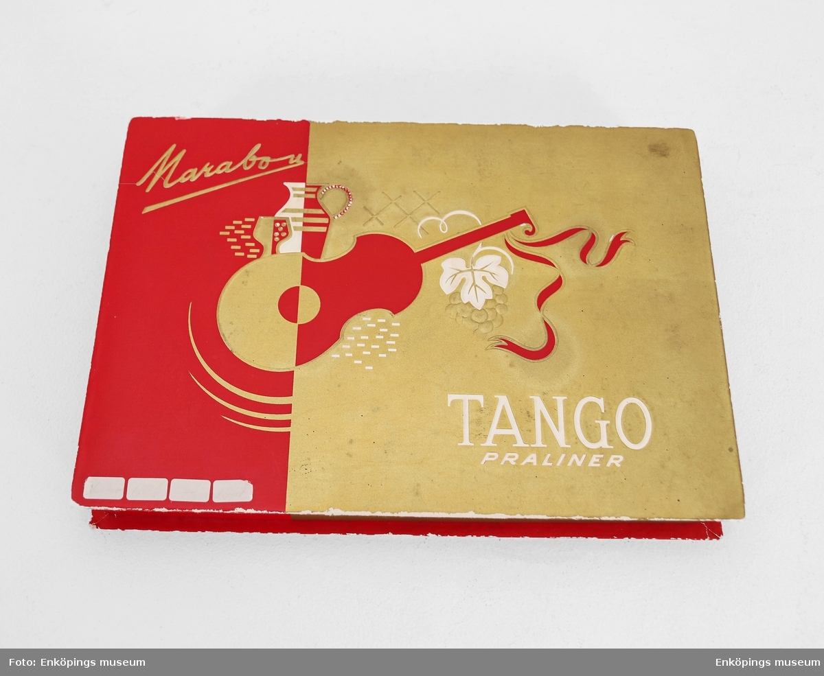 Röd och guldfärgad chokladask från Marabou. Lådan har en gång innehållit chokladpraliner av märket "TANGO PRALINER" från Marabou. Tango var ett chokladmärke som Marabou hade från och med 1926, men just denna ask fanns endast mellan åren 1966 och 1967.