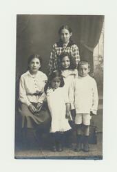 Familieportrett av noen av barna i Levin-familien på Orkange