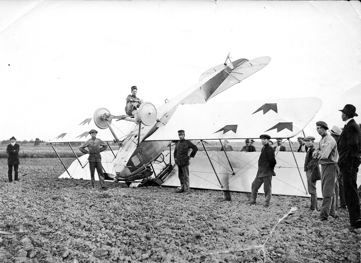 Militärer och civila har samlats vid ett havererat flygplan Albatros vid Malmtorpet, Flygkompaniet på Malmen, 1920-tal.