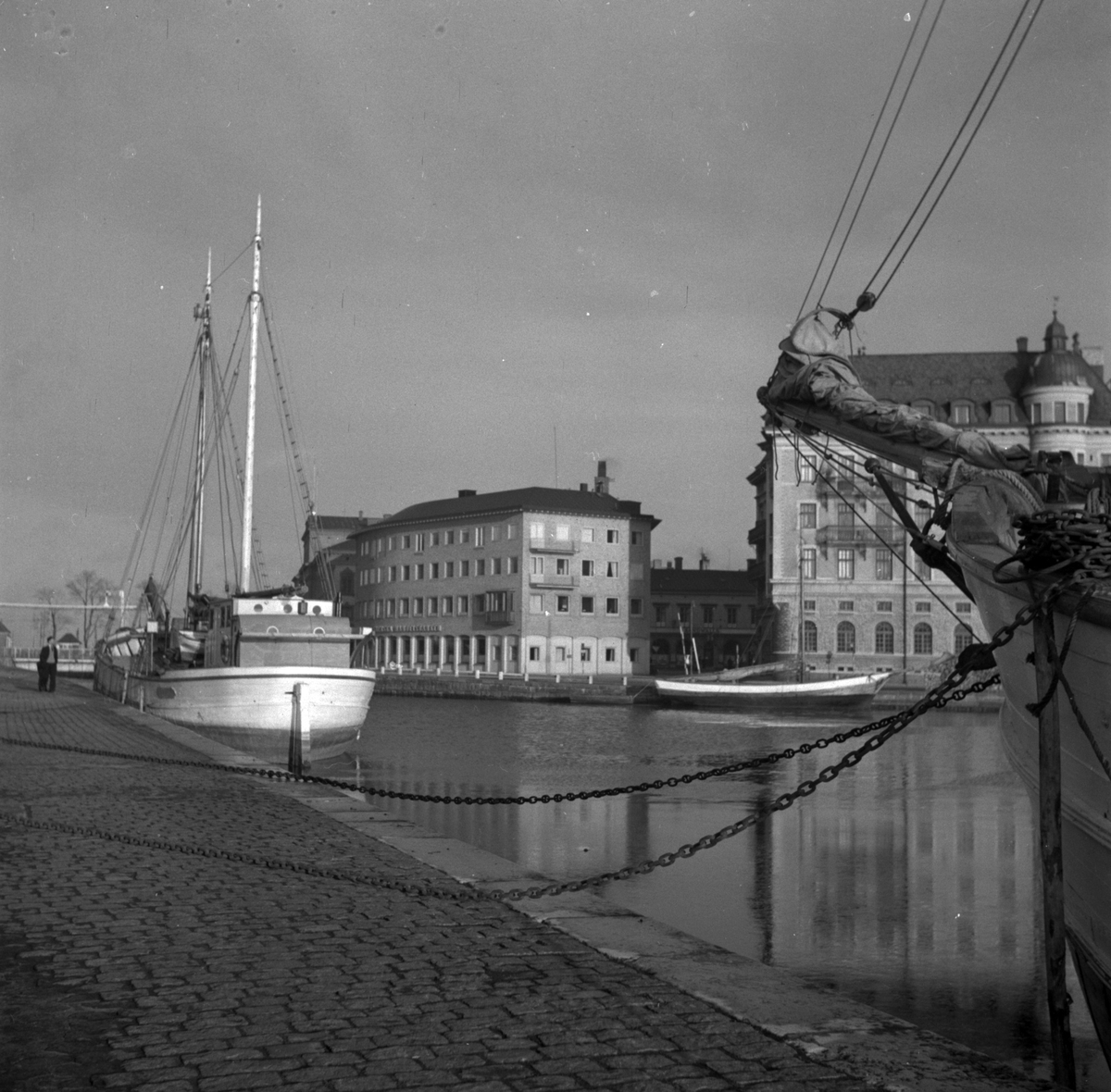 Båtar ligger i hamnen, Jönköping.