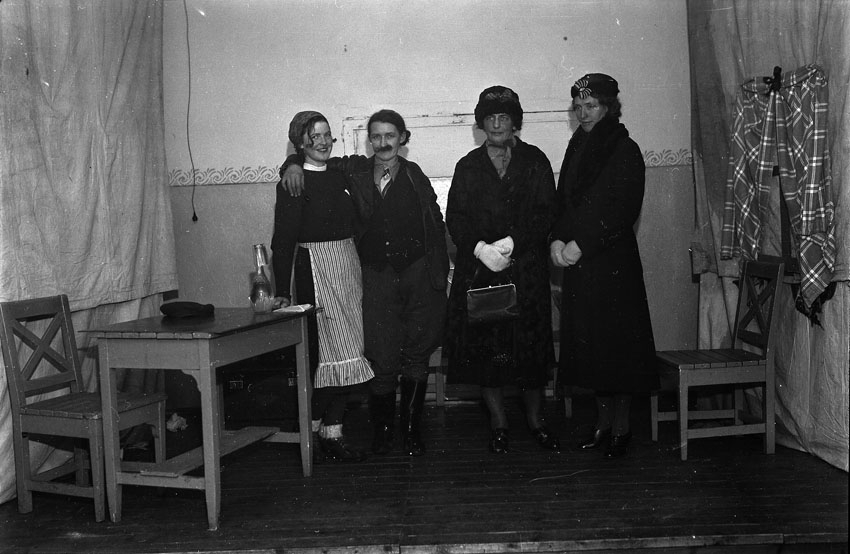 Teater i Röda Korsets regi, 4 kvinnor.