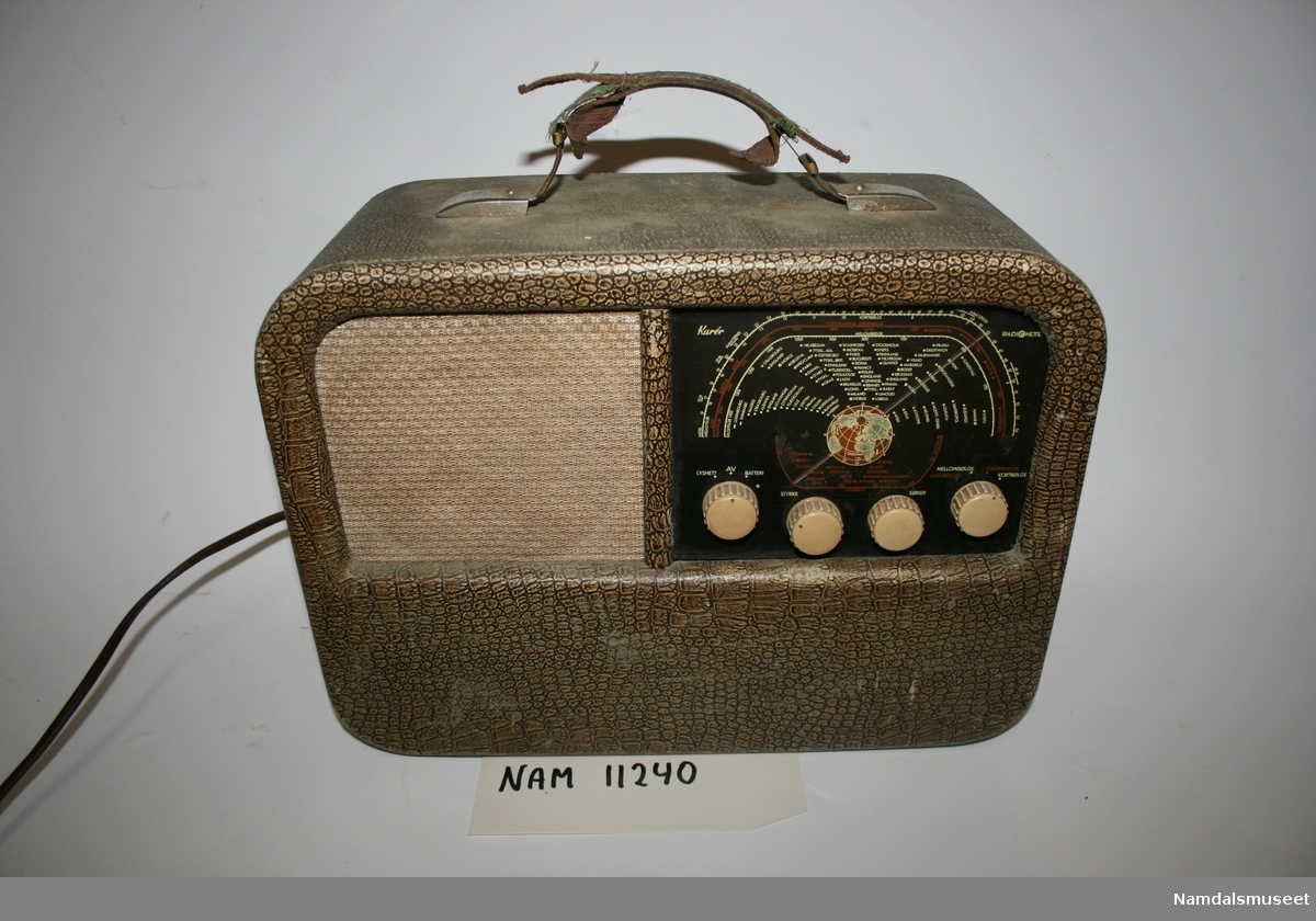 Reiseradio laget av Radionette. Radioen er av type Kurèr. For kobling til strømnettet