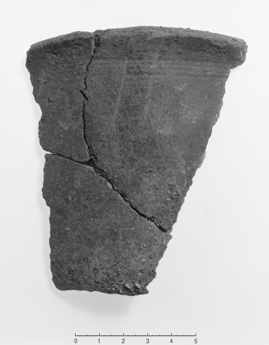 Keramikkfragment
Leire
Funnet ved arkeologiske utgravninger ved Sunnivakirken, fremfor Sunnivahelleren