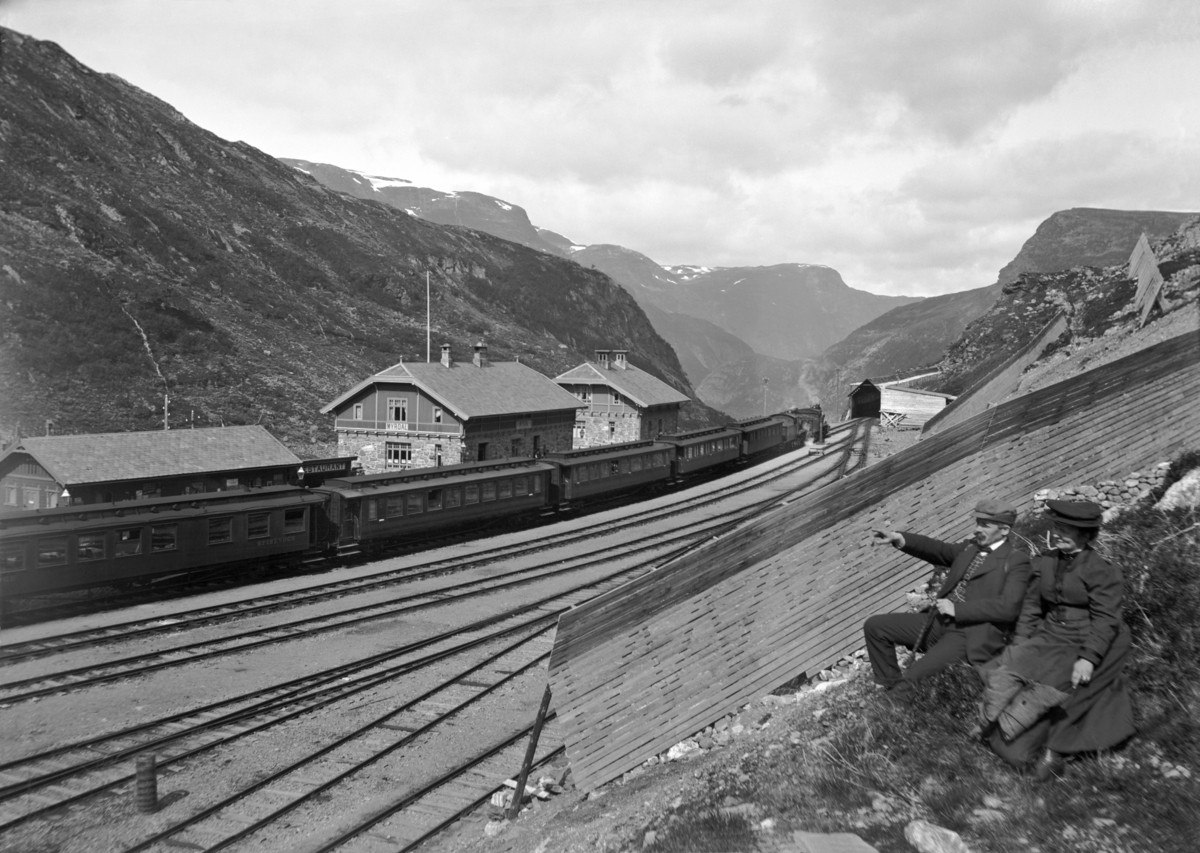 Tog står på stasjonen,
Myrdal stasjon, Bergensbanen
Fotografert 1920