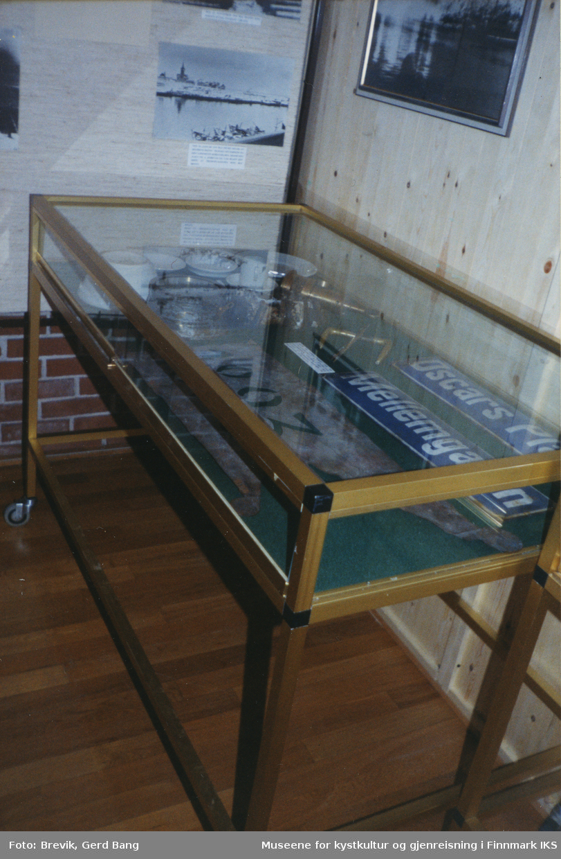 Bildet viser en del av Frigjøringsutstillingen i bystyresalen i Hammerfest som ble vist frem fra 6. juni til 10. august i 1995.
I tillegg til fotografier, ble det også vist gjenstander som ble funnet på branntomtene i Hammerfest etter andre verdenskrig.