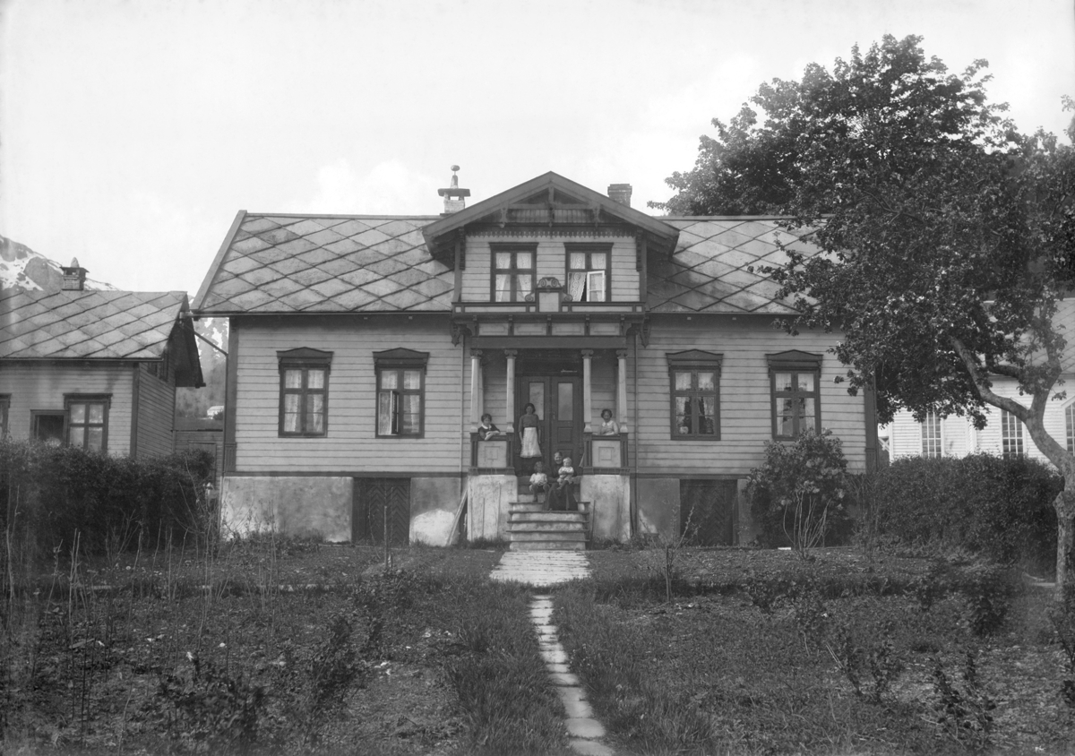 Lofthus Fotografiske Samling - Universitetsmuseet I Bergen, Fotobasen 