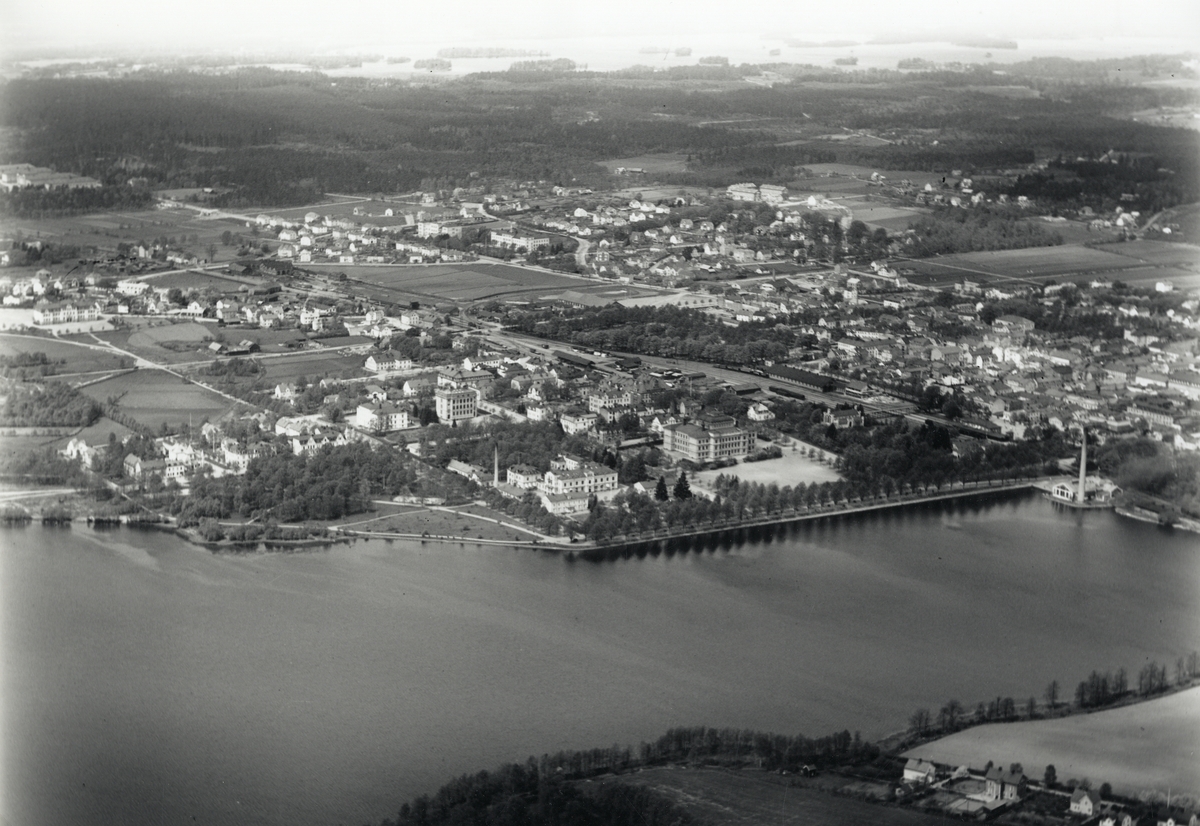 Flygfoto över bl a Söder, Växjö, ca 1940.
Man ser bl a lasarettet, Växjö läroverk, Smålands museum och elverket. I bakgrunden till vänster syns flickskolan och längst till vänster i bakgrunden syns Bäckaslövskolan.