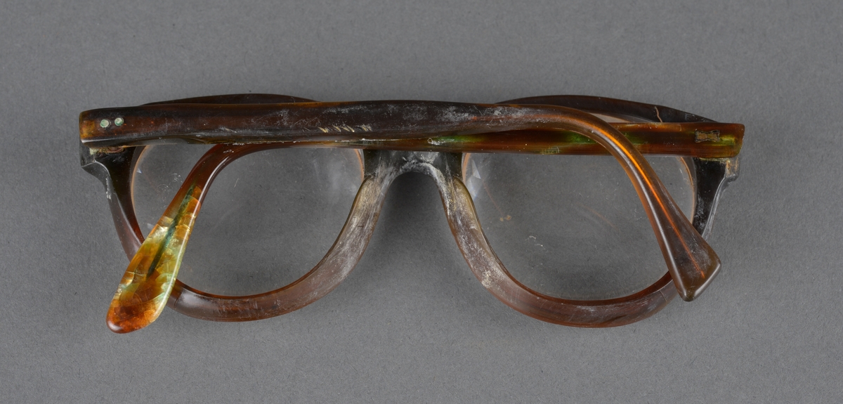 Brille i plast og glass. Hjelpemiddel for å bedre synet.