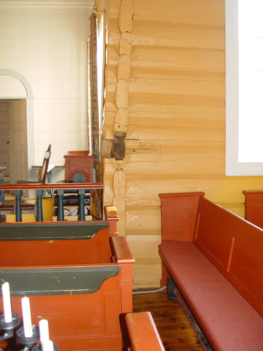 Sørøstre del av kirkerommet med prekestolens plassering på vegg. Etter demontering.