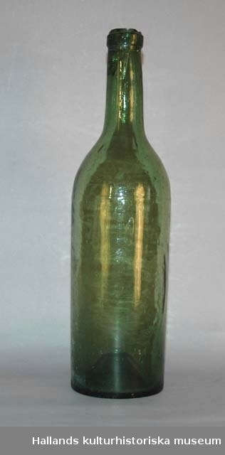 Förvaringskorg för flaskor. Tillverkad av pinnar flätade med band av trä. Plats för tolv flaskor. Innehåller diverse flaskor.