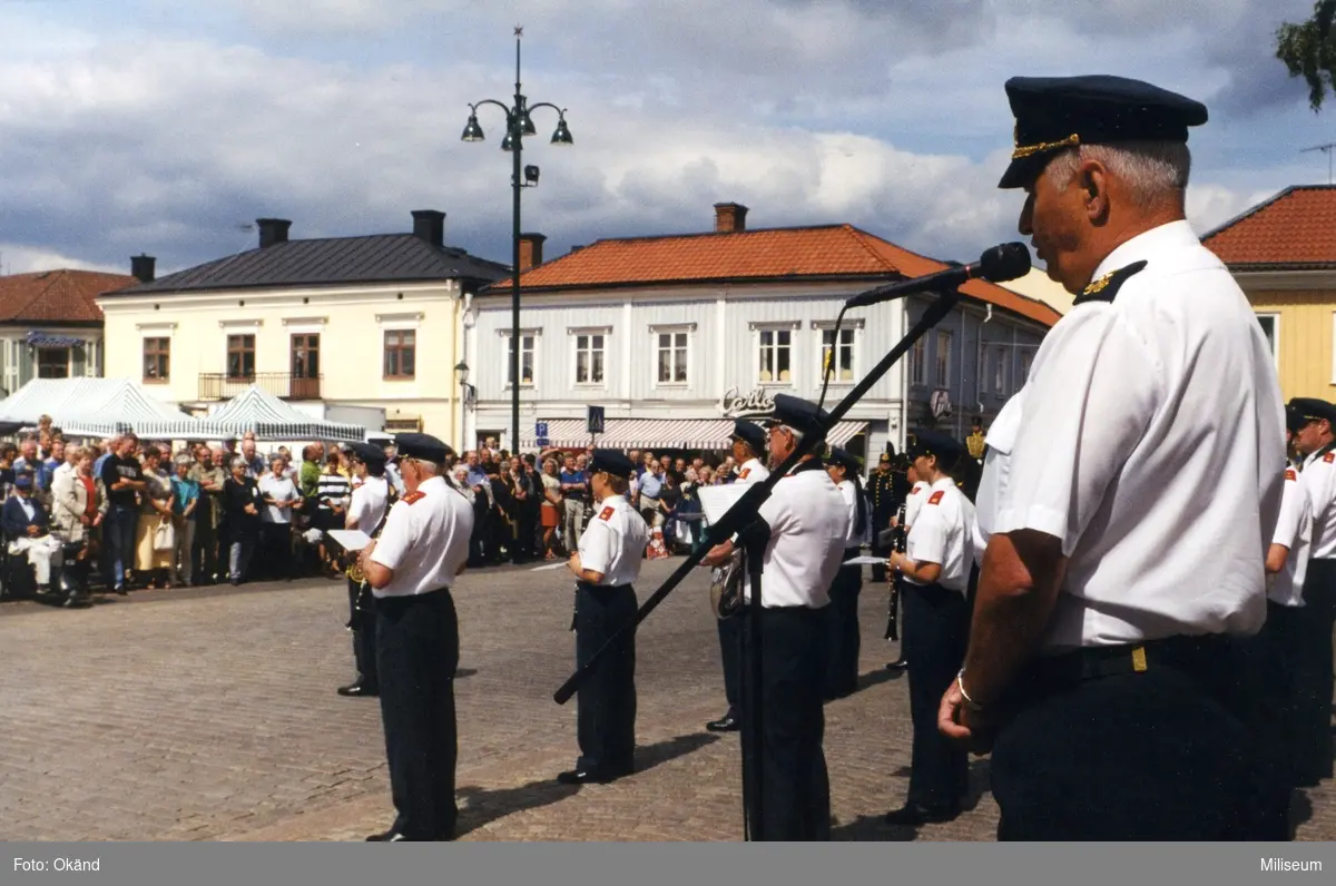 Vaktparad en sommar lördag i Eksjö. Major Kurt-lennart Larsson talar. Hemvärnets musikkår, Eksjö.