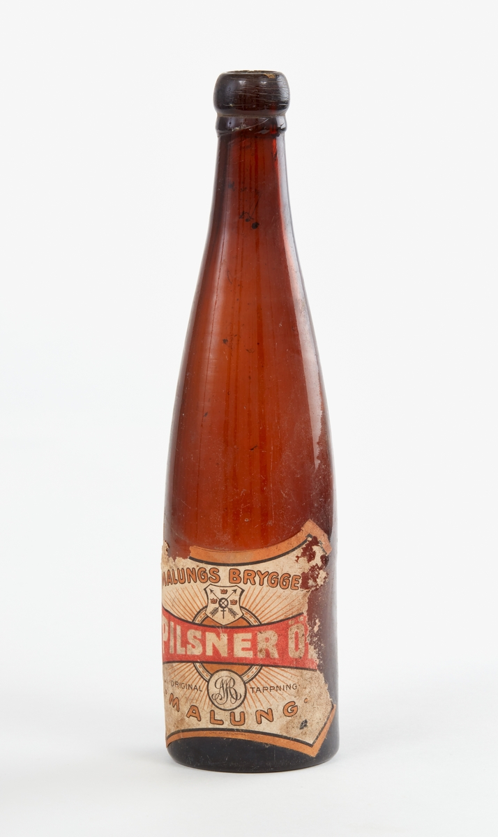 Fyra glasflaskor, 3 bruna, 1 grönblå. Etiketter: Malungs Bryggeri, Pilsner Öl, Original Tappning, Malung".
Något skadade i mynningskanterna.