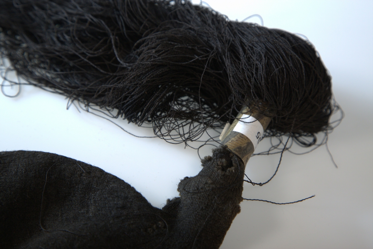 Grekerlue, av sort silke