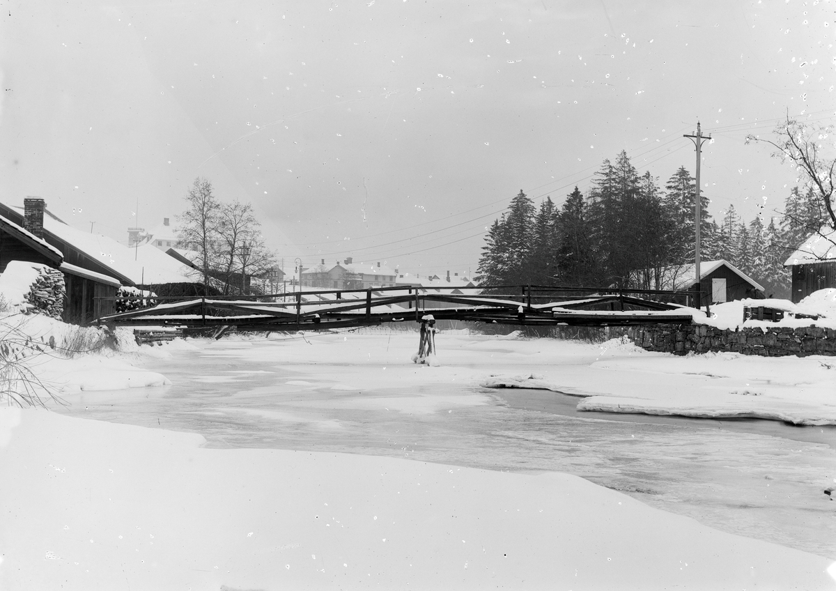 Bro over Hunnselva, antatt ved Holmen.