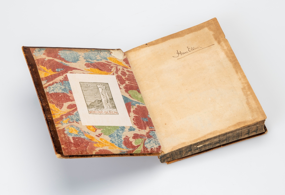 Bok som inneholder beskrivelser av Nidarosdomen slik den var i 1762, inklusivt historie om, illustrasjoner og plantegninger over domkirken. Selve bokbindet er av brunt lær og har detaljer i gullfarger langs ryggen. Verket er på 359 sider, med 10 sider forord, og ytterligere et vedlegg på 96 sider.