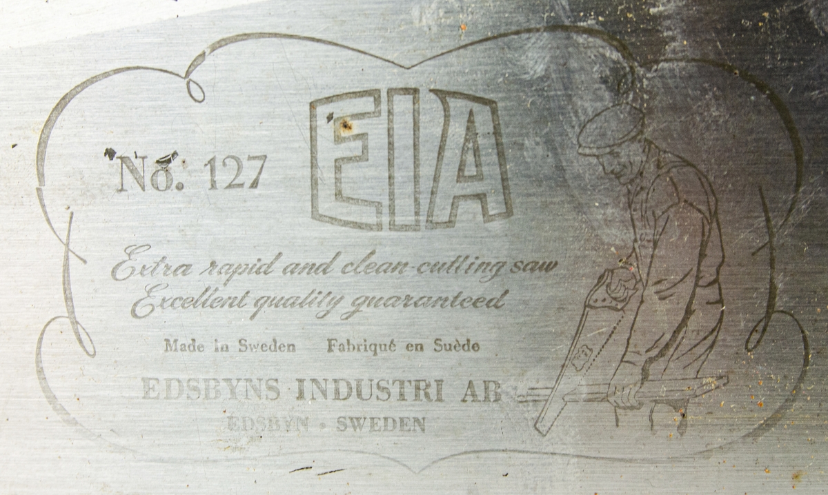 Fogsvans, No. 127, tillverkat av Edsbyns Industri AB i Edsbyn, Sverige med trähandtag, präglat med riksvapnet tre kronor.