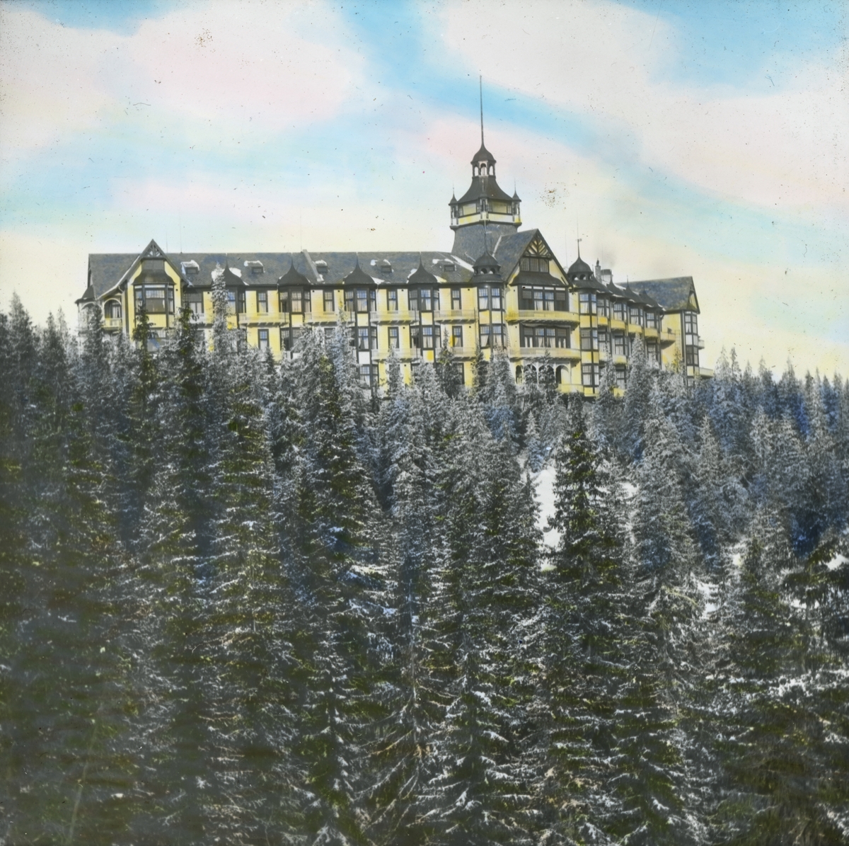Håndkolorert dias. Voksenkollen sanatorium vinteren 1902.