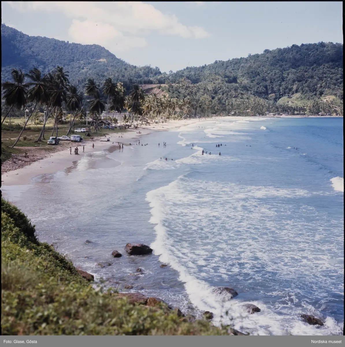 Västindien. Vy över en badstrand, Trinidad. - Nordiska museet ...