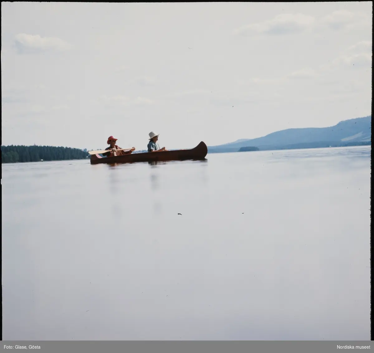 Två kvinnor paddlar kanot i Klövsjön.