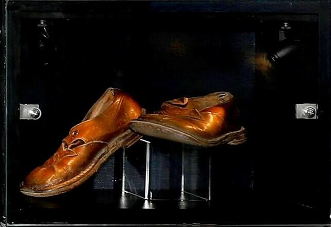 Bilde av sko fra utstillingen Latjo Drom på Glomdalsmuseet.