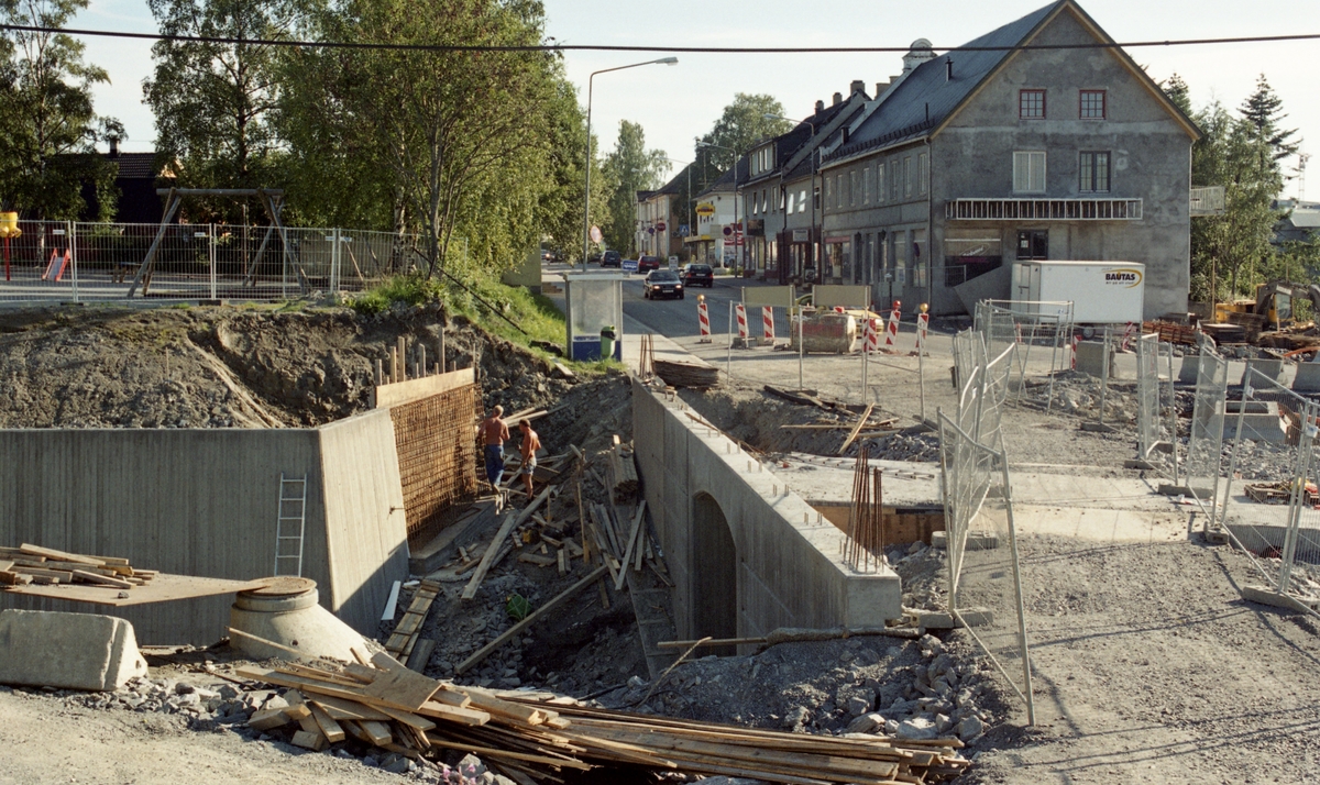Anleggsarbeid i Strømsveien. Bygging av fotgjengerundergang