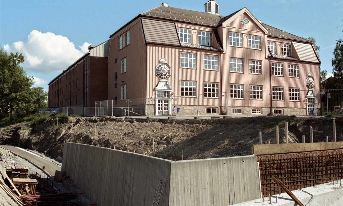 Strømsveien 88 Sagdalen skole. Skolebygget mot Strømsveien er bygget 1919. Ny mur rundt skolegården er under anlegg.