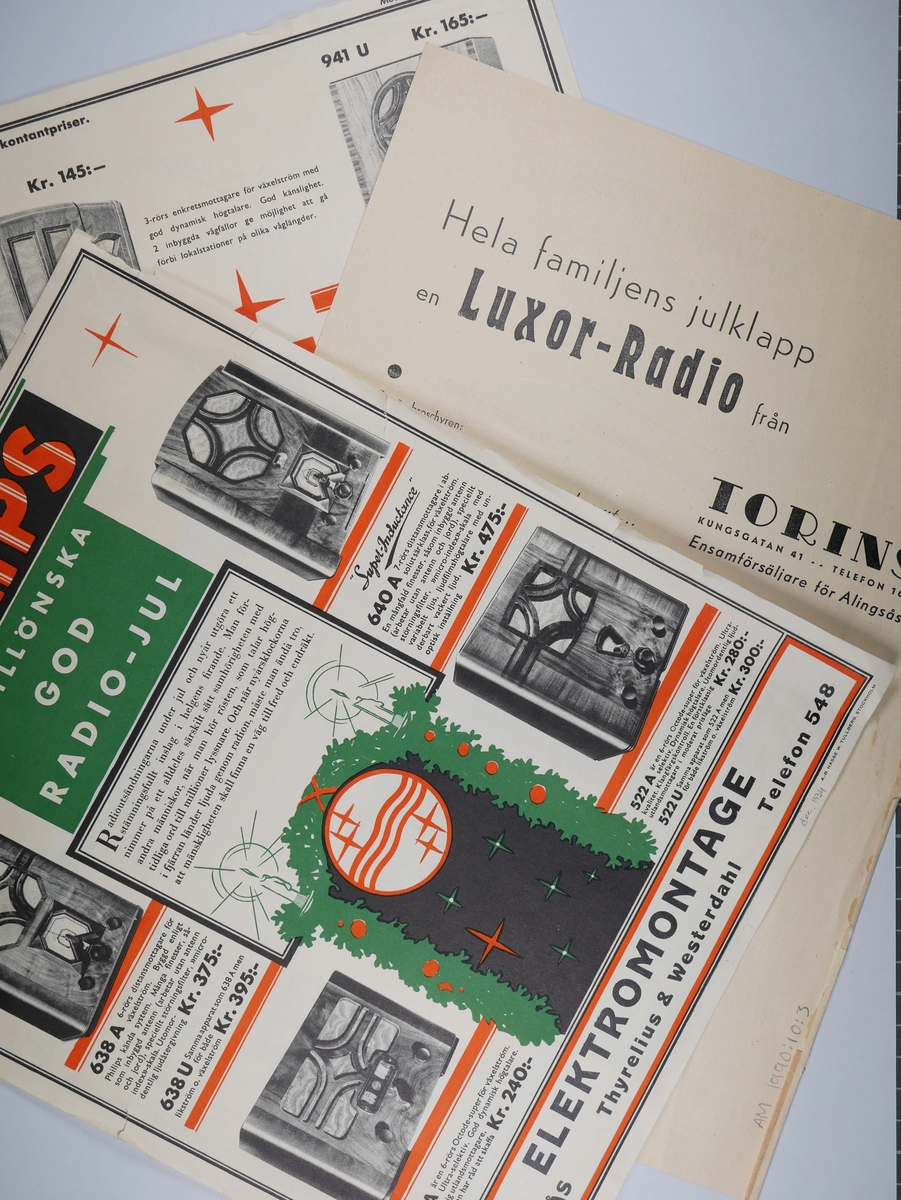 Reklamblad som varit inbladade i Alingsås Tidning.

1.  'Philips, vi tillönska god radio-jul'
Återförsäljare Elektromontage, Thyrelius & Westerdahl, Alingsås.
Medföljde AT i december 1934.

2.  'Philips, radionyheter'
Återförsäljare dito.
Medföljde AT 9 november 1934.

3.  'Harmoni uppnådd!. LuxorRadio.
Återförsäljare Torins, Alingsås.
Medföljde AT 1937.

Samtliga med tryck på båda sidorna, färgtryck.