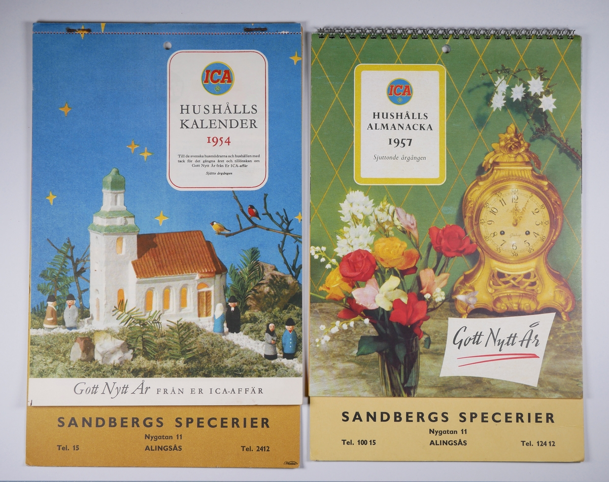 Väggalmanacka

1.  Hushållskalender 1954.
Gott nytt år från er Ica-handlare.

2.  dito 1957.


Månadsblad med illustration, monterade på kartong med tryck:
Sandbers specerier, Nygatan 11 Alingsås.

Telefonnummer 1954: 15 resp 2412
Telefonnummer 1957: 100 15 resp 124 12