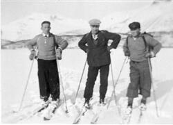 Amatørportrett av tre menn på skitur i Grovfjord.