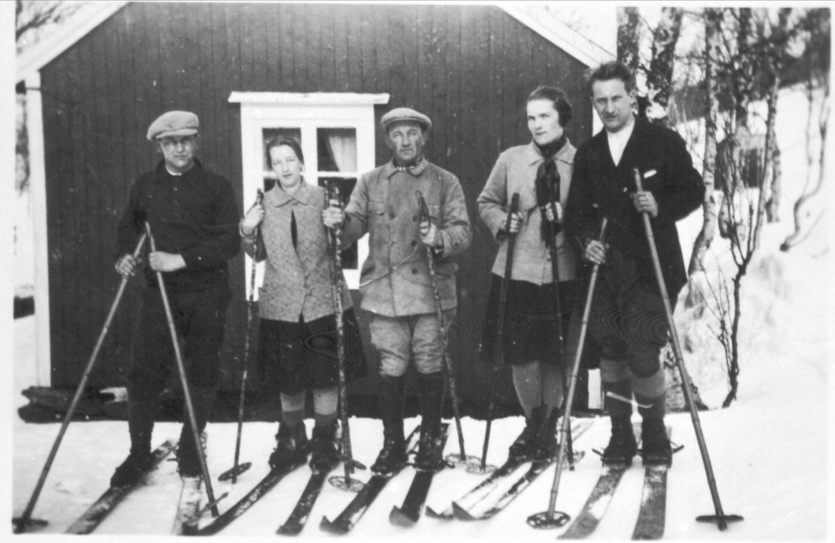 Gruppebilde av folk på skitur, fotografert utenfor hytte ved Skoddebergvann.