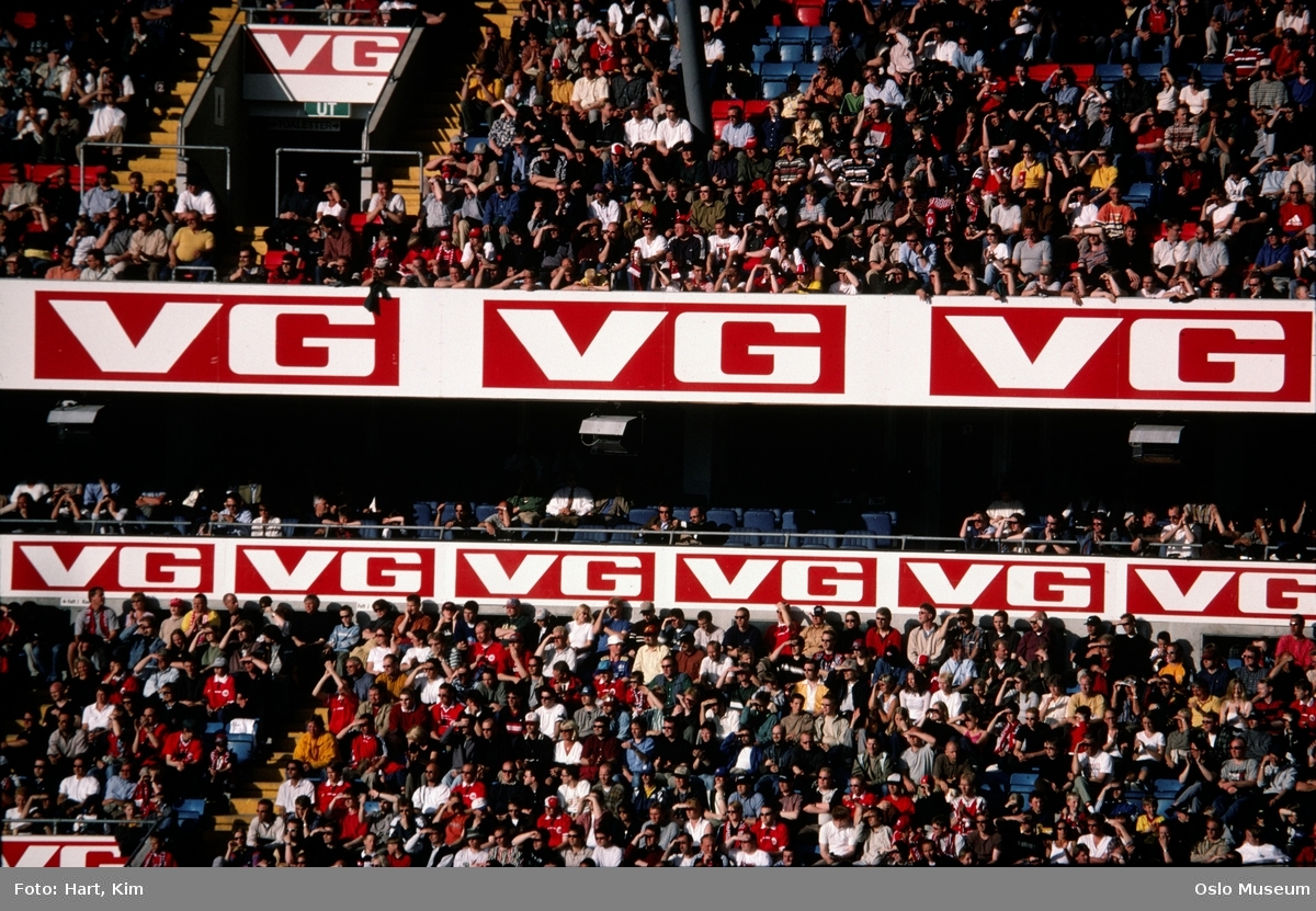 Ullevaal Stadion, tribune, publikum, VG-reklame, EM-kvalifikasjonskamp mellom Norge og Albania